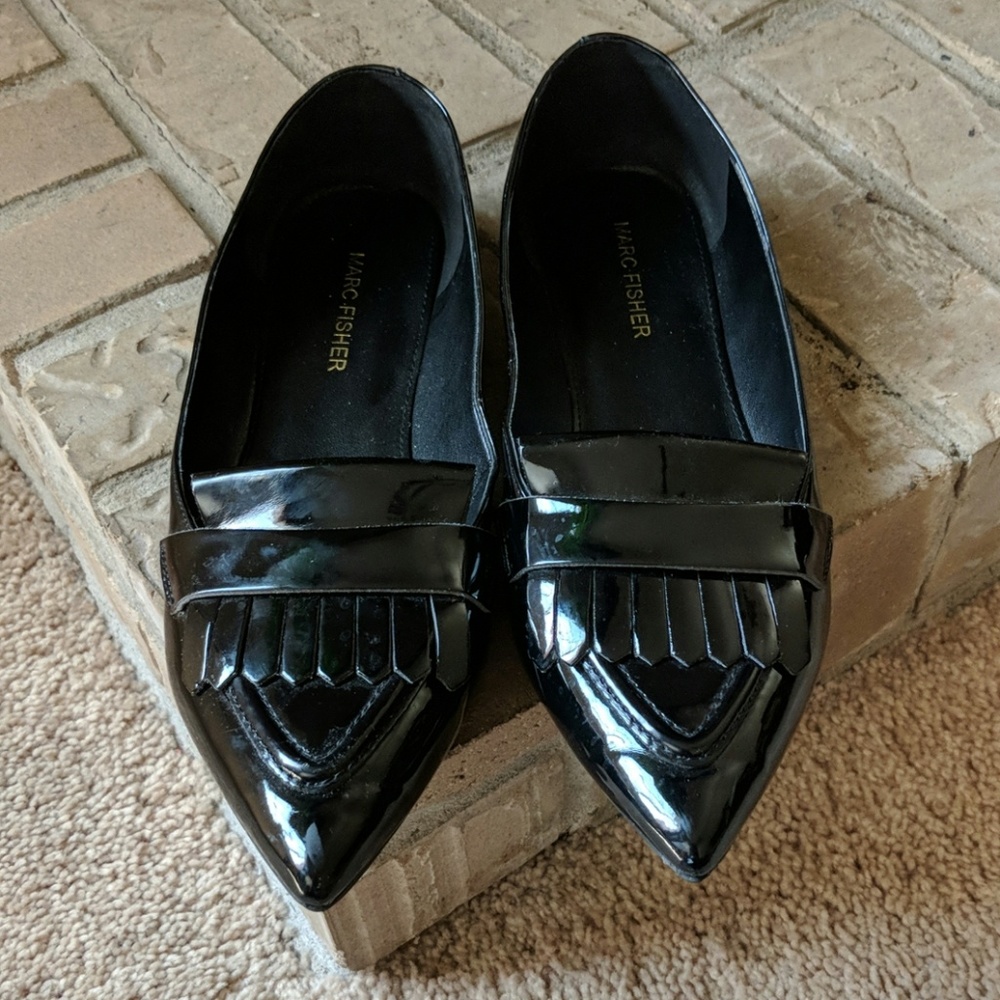 Marc Fisher 8M black patent leather flats
